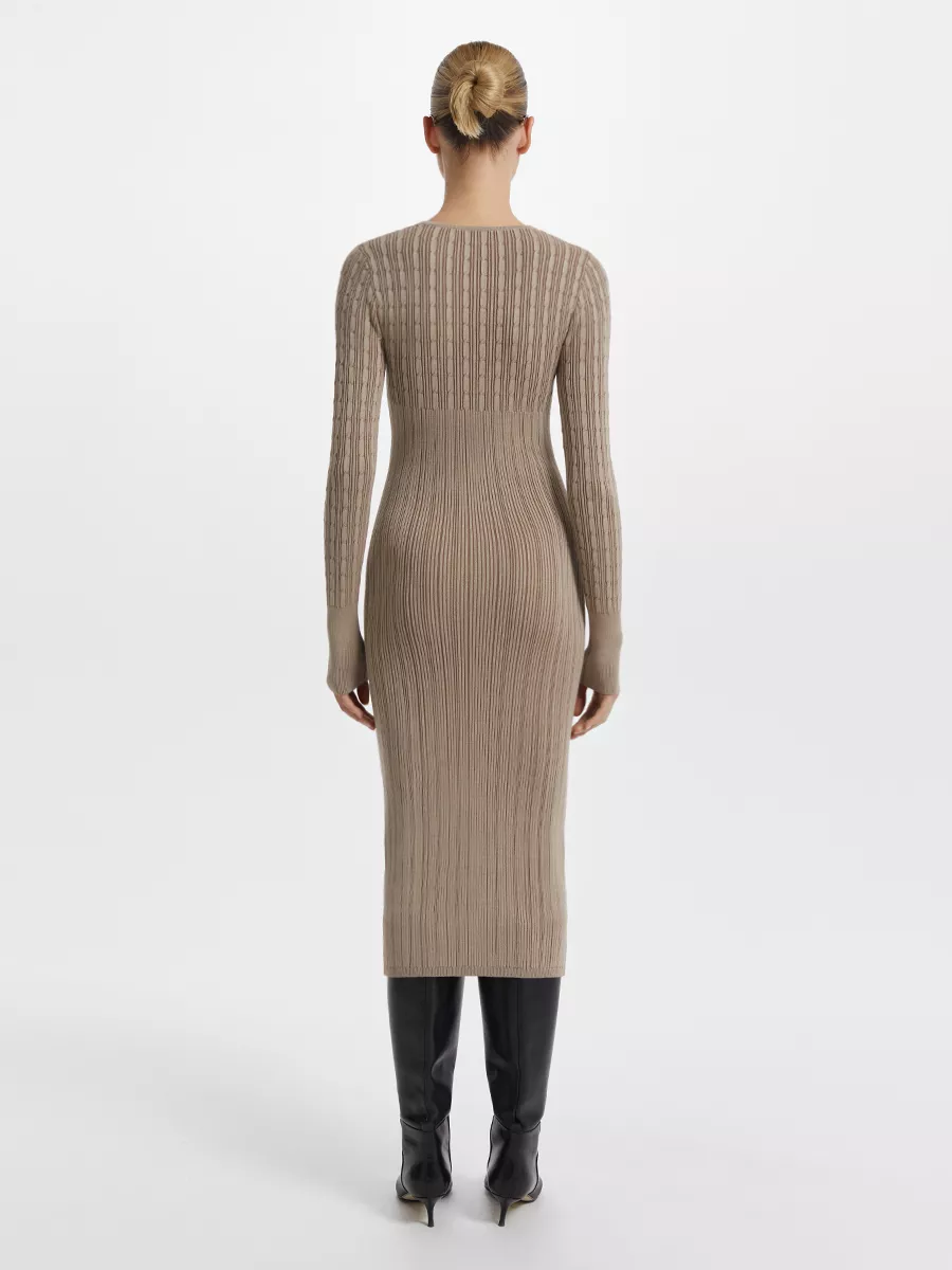 Сальма Хайек выглядит неотразимо в платье с очень глубоким декольте
