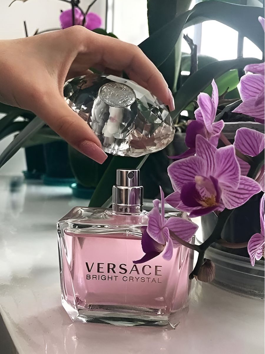 Цветочные ароматы. Versace Bright Crystal цветочный аромат. Versace Bright Crystal 30ml флакон. Духи для инстаграма. Духи с цветочным запахом.