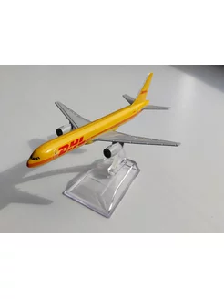 Игрушечная модель самолета DHL