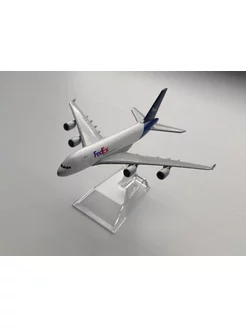 Игрушечная модель самолета FedEx